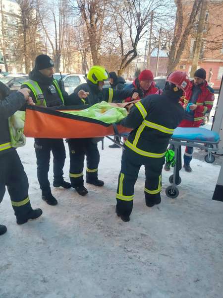 Чоловік потребував допомоги: у Луцьку рятувальники відчинили двері санвузла квартири на Волі (фото)