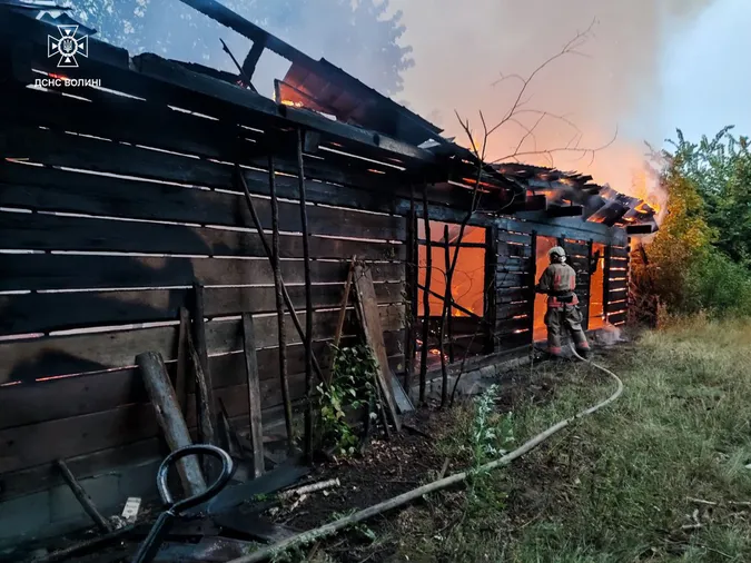 На Ковельщині блискавки підпалили дві споруди (фото)