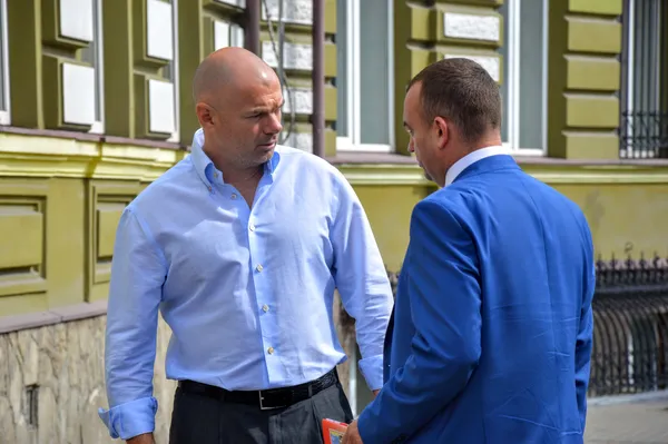 Після чого голова Волинської облради поручкався із начальником СБУ у Волинській області Юрієм Фелонюком та поїхав