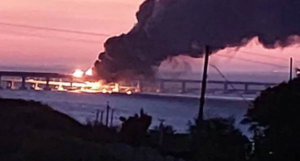 🔥 Горить Кримський міст (фото, відео оновлено)