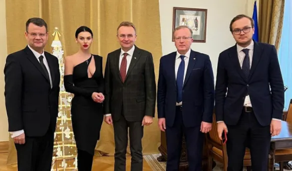 Напівоголена і без бюстгальтера: помічниця замміністра шокувала відвертим вбранням