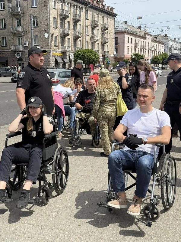 Понад 3 кілометри перешкод на колісних кріслах: у Луцьку провели ходу безбар’єрності (фото, відео)