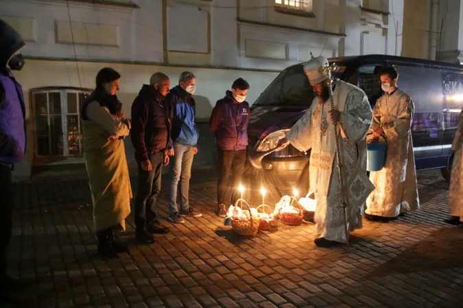 Як у Свято-Троїцькому соборі вночі паски освячували (фото)
