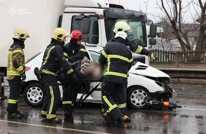 Тіло водія витягали з розтрощеного авто: деталі смертельної аварії під Луцьком (фото)