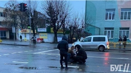 У Володимирі авто збило бабусю – водій втік з місця ДТП (відео)