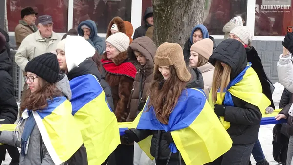 День Соборності у Луцьку: люди утворили ланцюг єдності (фото)