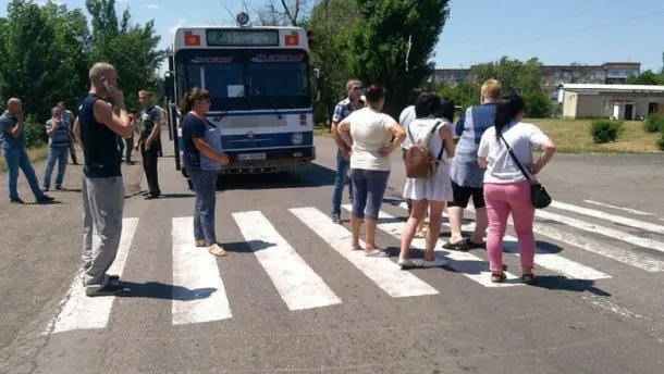 На Донеччині шахтарі перекрили трасу: вимагають заборговану зарплату (фото)