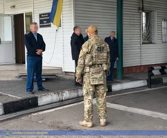 В «Устилузі» митники з кожного водія брали хабарі за перевезення товарів (фото)