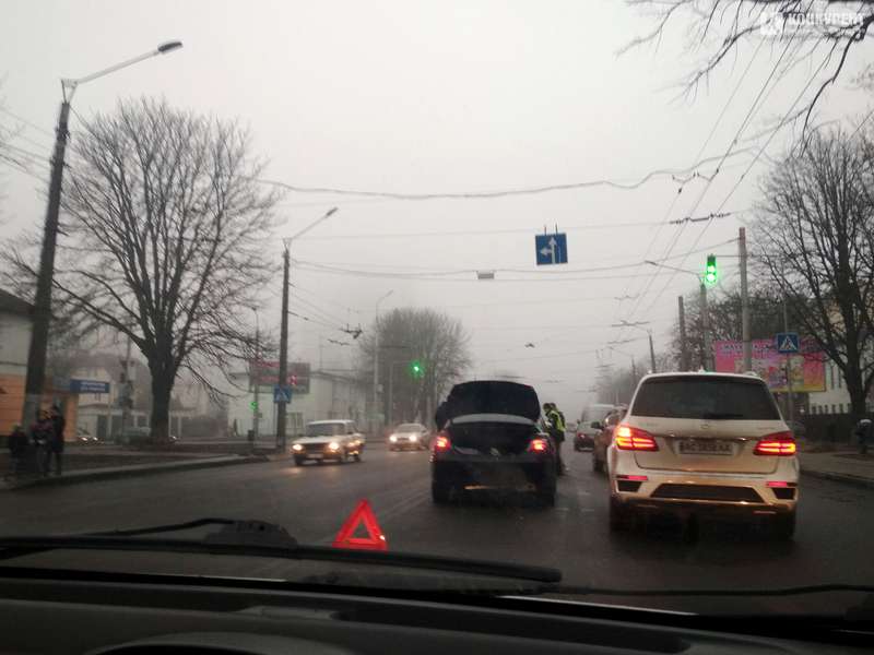 Допоміг депутат: у Луцьку водій «втаранив» дідуся і втік (фото)