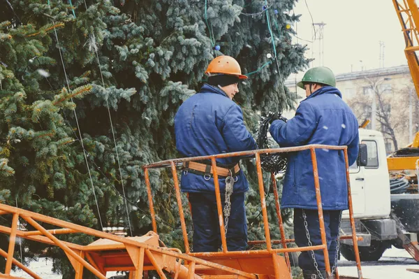 Як прикрашають новорічні ялинки в центрі Луцька (фото)