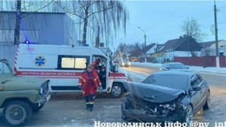 Випала жінка: в Нововолинську «Бобік» в'їхав у «Фольксваген» (фото)