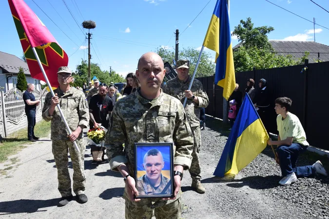 На Волині попрощалися з прикордонником Іллею Добринюком, який загинув під час оборони Авдіївки (фото)