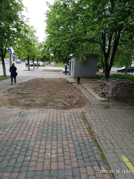 У Луцьку поскаржилися на пішохідну доріжку без бруківки (фото)