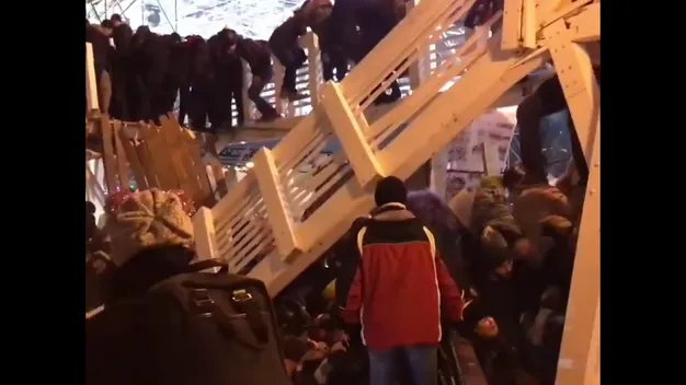 У Москві під час виконання гімну обвалився міст з людьми, є постраждалі (відео)