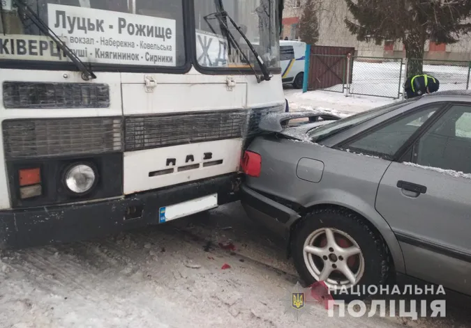 На Волині «ПАЗик» влетів в Audi: є постраждалі (фото)