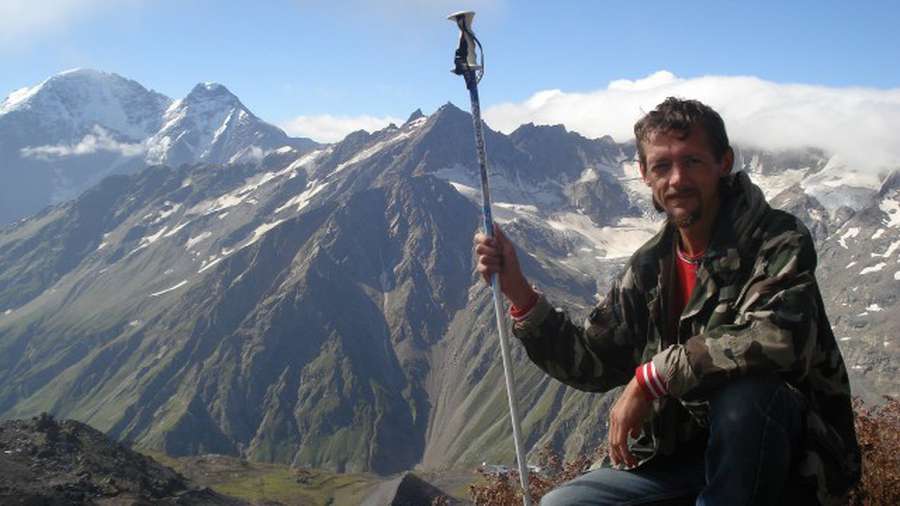 На фото – перше сходження Олександра на Ельбрус, 2010 рік.><span class=