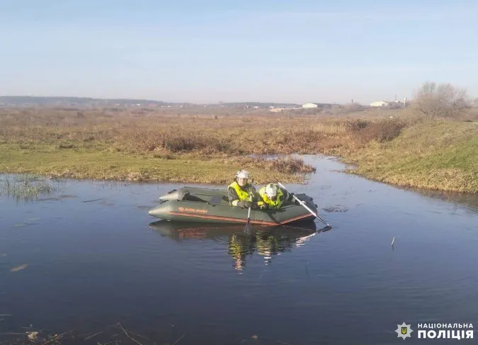 На Рівненщині п'яний водій втопив своє авто разом з родичем (фото)