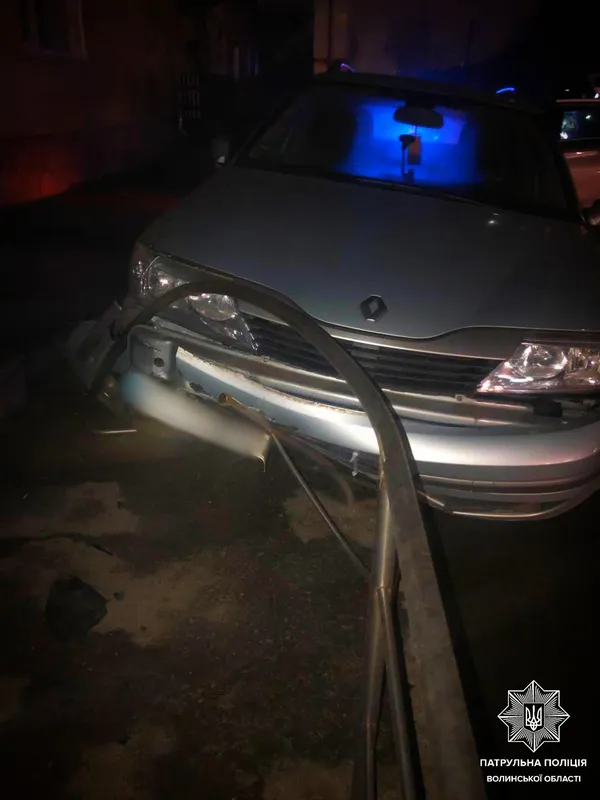 У Луцьку п'яний водій влетів у припарковане авто (фото)