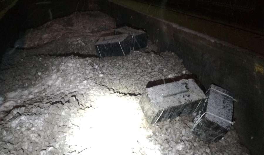 В «Ягодині» у вагонах зі щебенем знайшли 13 ящиків сигарет (фото)