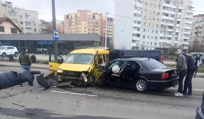 Двоє людей у лікарні: на Конякіна у Луцьку – серйозна аварія (фото, відео)