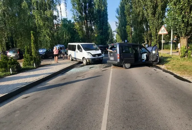 Виїхав на «зустрічку»: у Луцьку п'яний на «опелі» протаранив бус (фото)