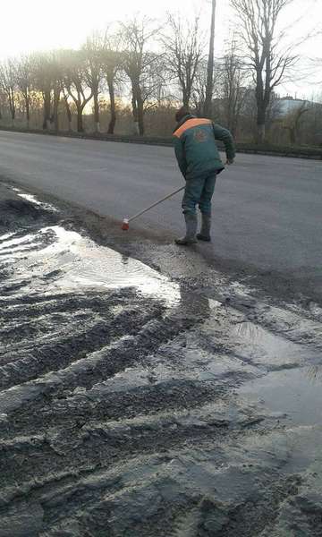 У Луцьку будівельників змусили очистити дорогу (фото)