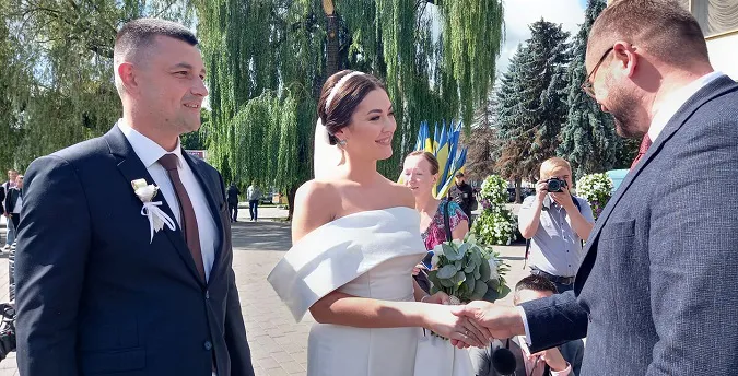 У День Луцька на Театральний майдан прийшли молодята (фото)