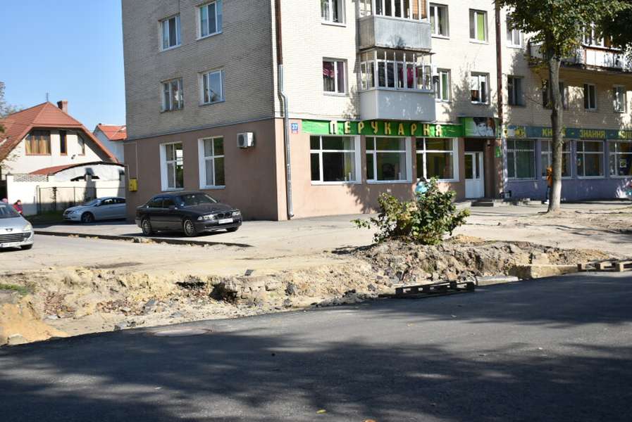 «Працюйте понаднормово!»: Поліщук наказав прискорити реконструкцію центрального проспекту Луцька (фото)