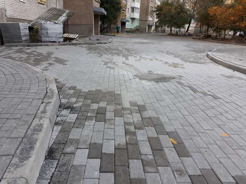 У Луцьку завершується ремонт прибудинкової території на Соборності (фото)
