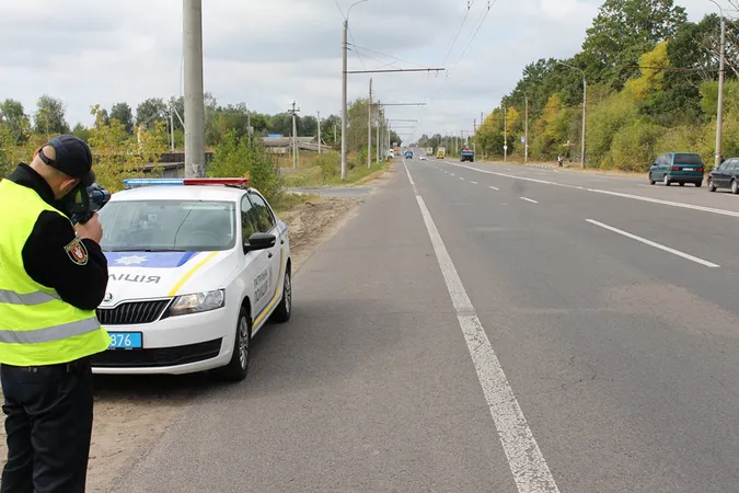 Як у Струмівці патрульні з «радарами» ловили гонщиків