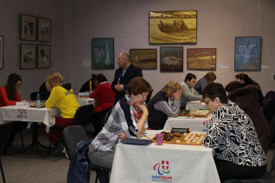 У Луцьку стартував турнір з шашок серед людей з вадами зору