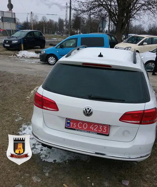 Муніципали покарали понад 70 водіїв, які приїхали на луцький автобазар (фото)