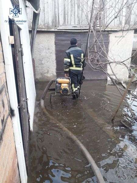 Понад 40 м³ води: у Ківерцях затопило двір (фото)