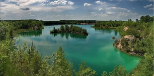 «Острів кохання» посеред смарагдової води: за 80 км від Луцька – унікальна природна локація (фото)