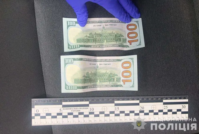 На Волині п'яний мотоцикліст закинув 200 доларів у авто «шерифа» (фото)