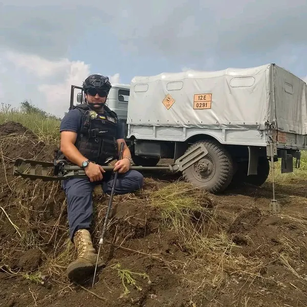 Вдома чекають дружина та двоє діток: луцький сапер Микола розміновує Донеччину (фото)