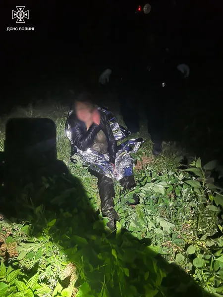 Застрягла в болоті поблизу річки: у Луцьку рятувальники визволили жінку з пастки (фото)