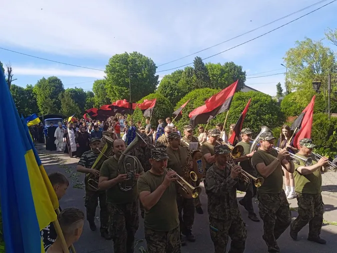 Від отриманих травм помер у лікарні: на Волині попрощались з Героєм Богданом Карвацьким (фото)
