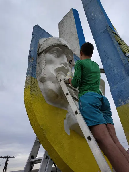 В Устилузі розфарбували в’їзний знак (фото)