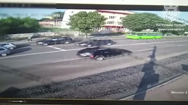 У Луцьку автобус пошкодив дві автівки перед світлофором (відео)