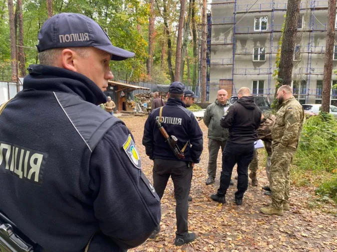 Юристи дружини Медведчука прийшли повертати майно у Пуща-Водиці (фото)