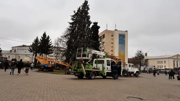 🎄У центрі Луцька вже почали прикрашати ялинки (фото)