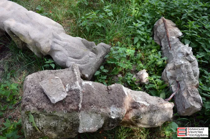 У центральному парку Луцька реставрують скульптури Голованя 