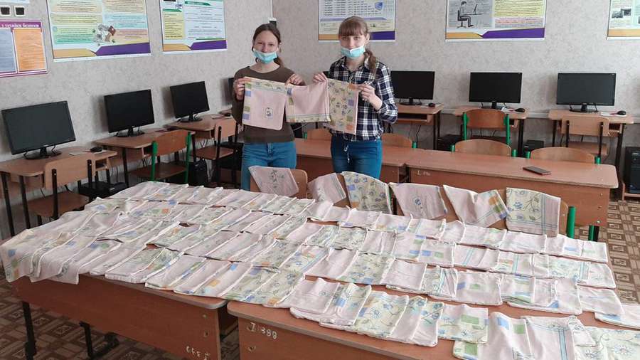 Українські школярі за місяць пошили понад 47 тисяч екоторбинок (фото)
