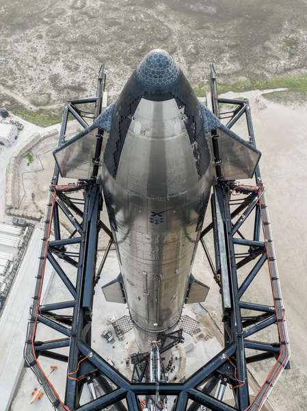 Ілон Маск анонсував перший запуск надважкої ракети Starship
