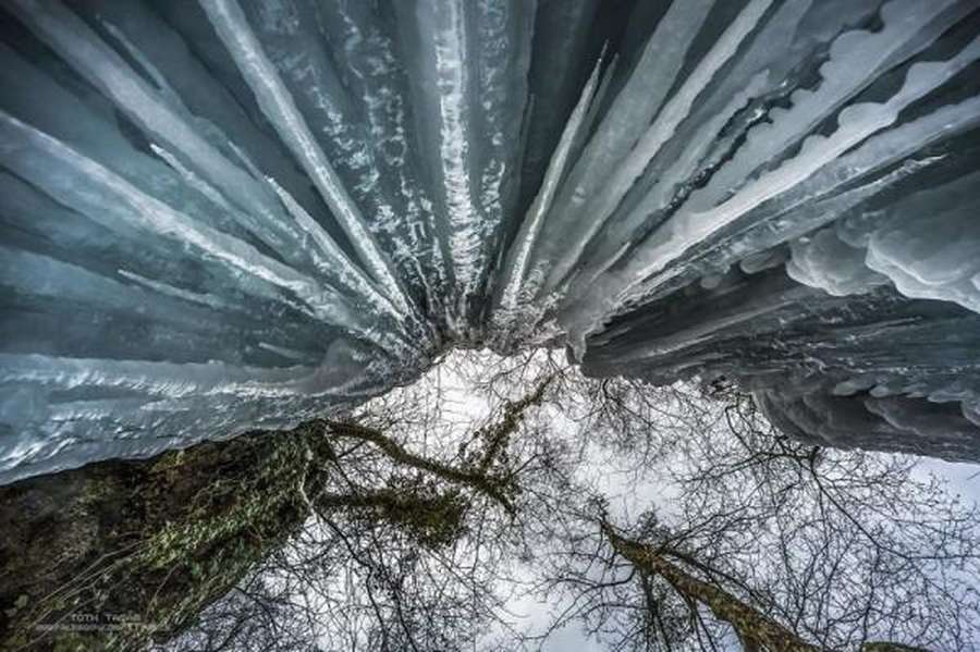 Фотограф показав неймовірні світлини замерзлих водоспадів