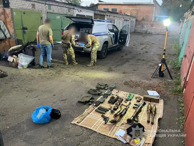 У лучанина в гаражі виявили цілий арсенал зброї та боєприпасів (фото)