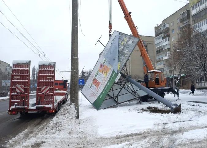 У Луцьку демонтовують білборди: показали, як це відбувається (відео)