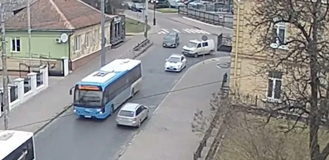 У Луцьку водій, під час руху «проти шерсті», наткнувся на патрульних (відео)
