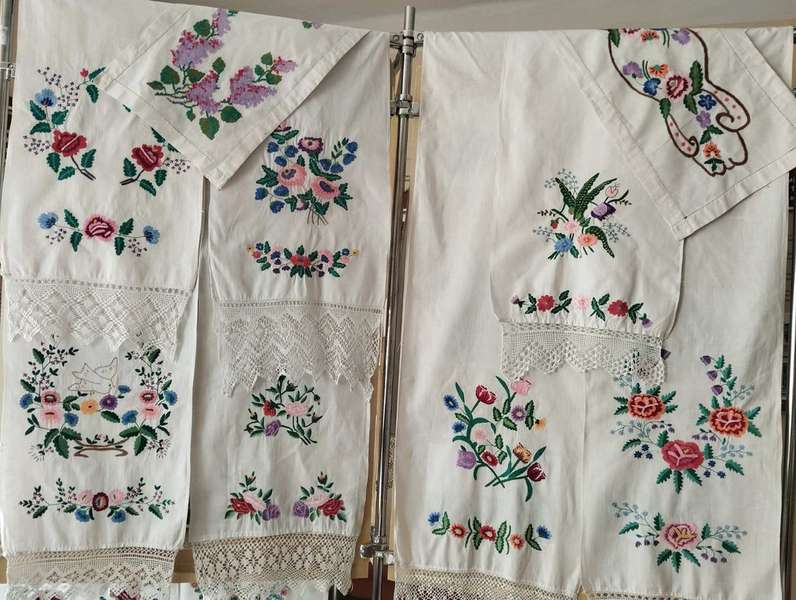 Волинянка подарувала музею давні родинні рушники (фото)